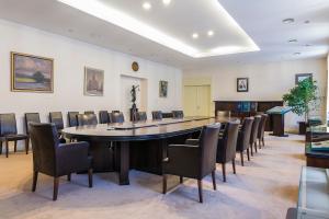 Massive table in the Independence Hall, around which judges negotiate during plenary sessions (Photo: Ján Štovka, 2022)