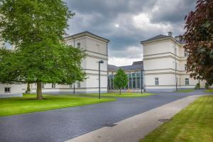 The hearing room as seen from the courtyard of the Constitutional Court (Photo: Ján Štovka, 2022)