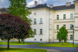 View of the second building of the Constitutional Court from the courtyard (photo: Ján Štovka, 2022)