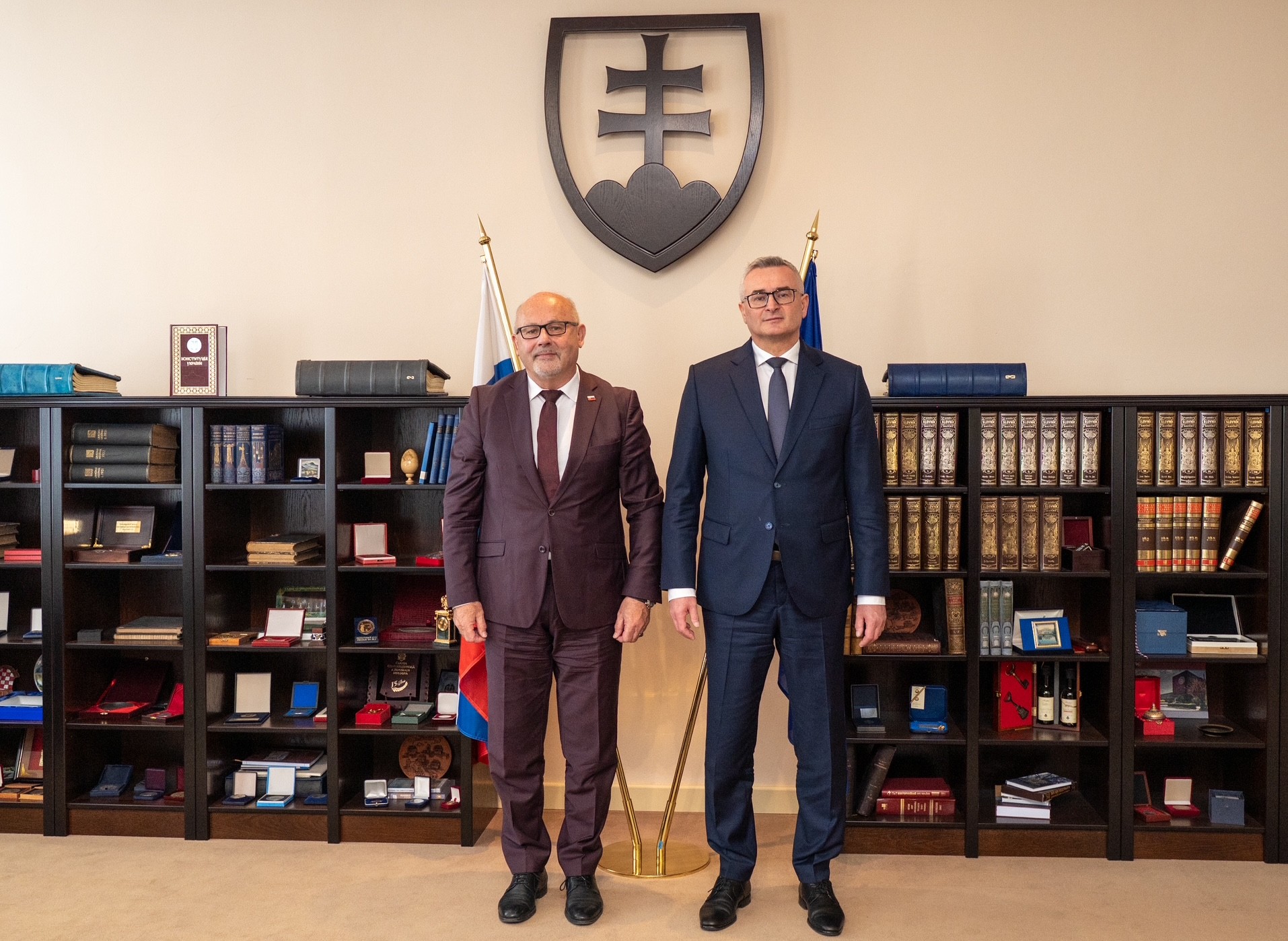 Obrázok Predseda Ústavného súdu Slovenskej republiky Ivan Fiačan ocenil prínos predsedu Najvyššieho správneho súdu Slovenskej republiky Pavla Naďa pri rozvoji správneho súdnictva