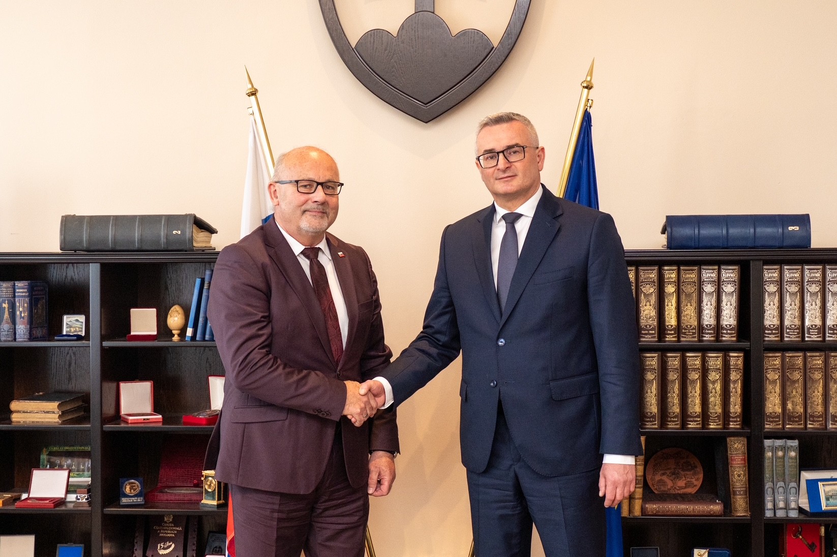 Obrázok Predseda Ústavného súdu Slovenskej republiky Ivan Fiačan ocenil prínos predsedu Najvyššieho správneho súdu Slovenskej republiky Pavla Naďa pri rozvoji správneho súdnictva