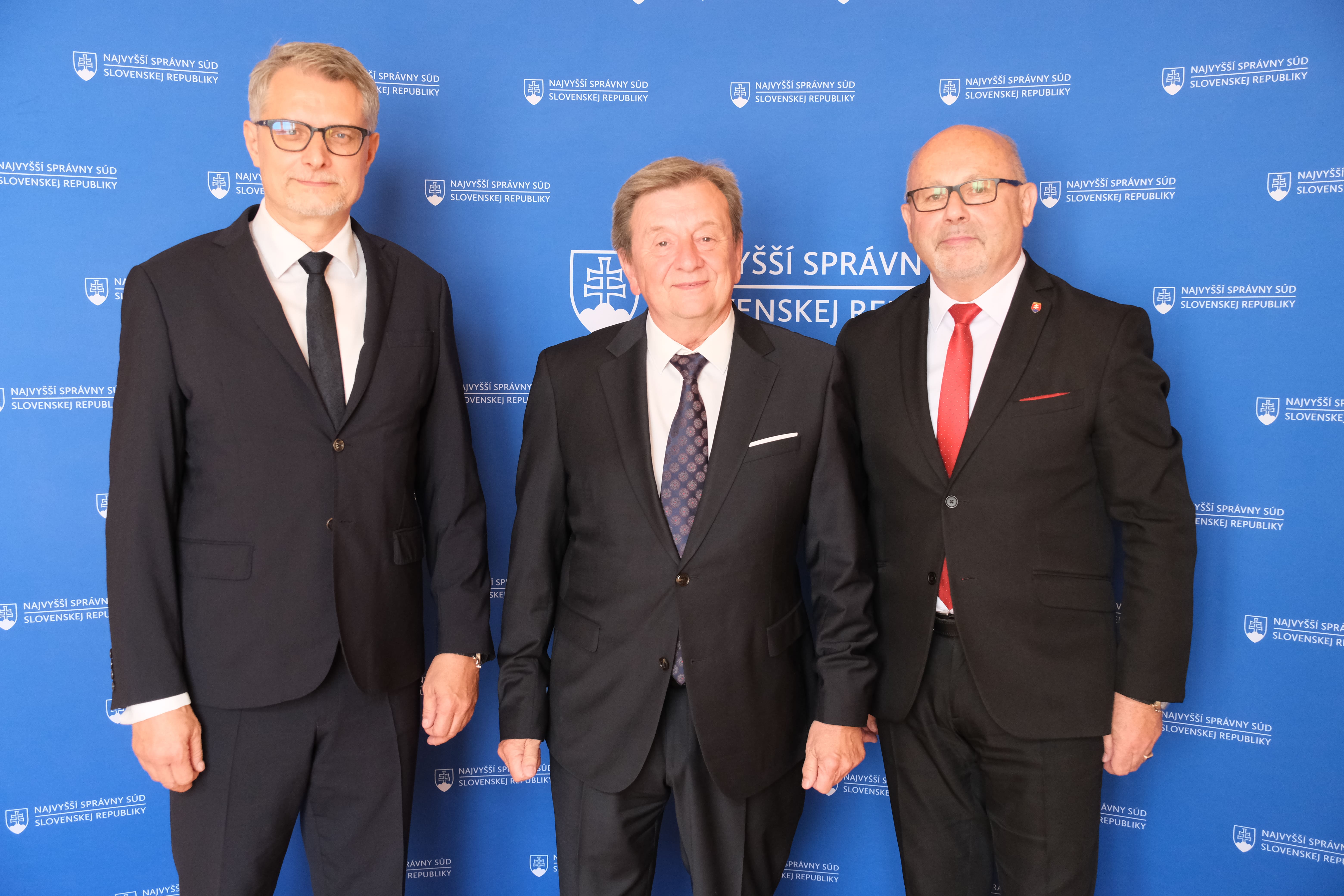 Obrázok Sudcovia Ústavného súdu Slovenskej republiky  sa zúčastnili na odbornom sympóziu pri príležitosti 5. výročia vzniku Najvyššieho správneho súdu Slovenskej republiky
