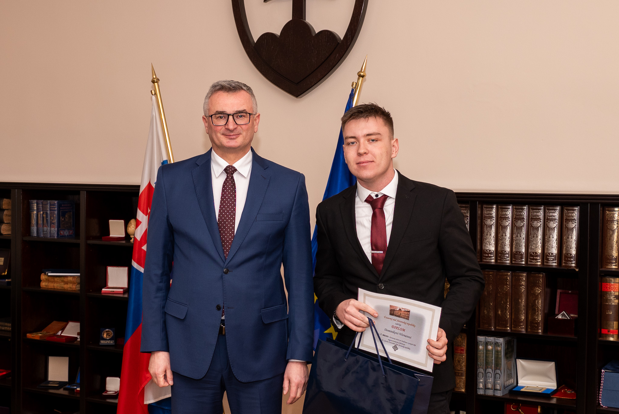 Obrázok Predseda Ústavného súdu Slovenskej republiky ocenil víťazov literárnej súťaže pre vysokoškolských študentov na tému „Význam a úloha ústavného súdu počas 30 rokov jeho fungovania“