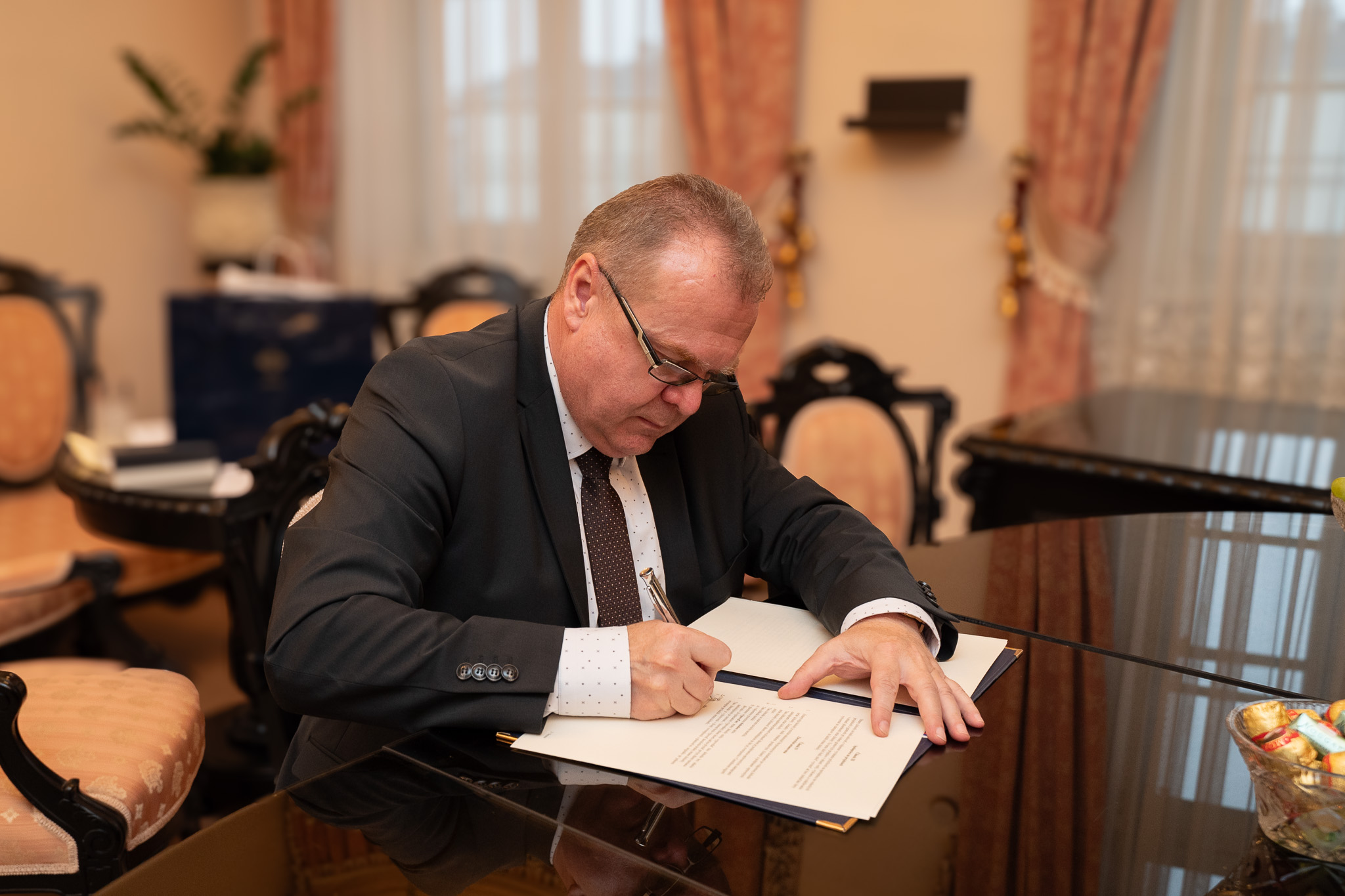 Obrázok Predseda Ústavného súdu Slovenskej republiky a dekan Právnickej fakulty Univerzity Mateja Bela podpísali memorandum o spolupráci